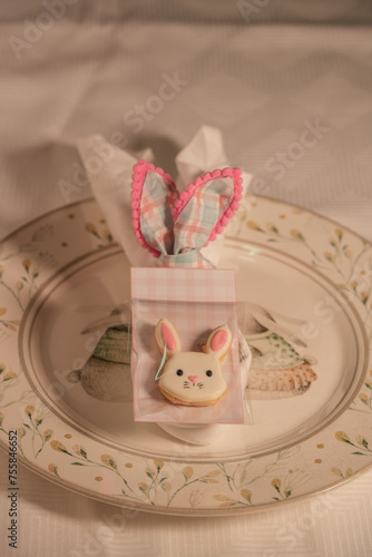 Plate decorated with an Easter theme, containing a bow and typical Easter elements. © Julio