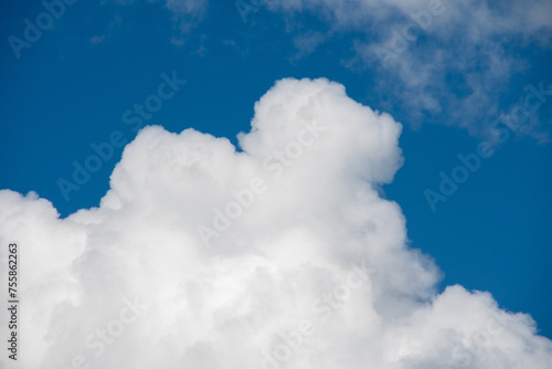 Underbara moln målar himlen med en himmelsk duk. Pissiga cirrusmoln, som fjädrar, dansar högt ovanför och fångar solljus. Cumulusmoln liknar sockervadd, fluffiga och inbjudande. 