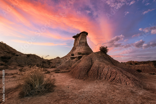 Foto Sunset in the Monegros desert, Zaragoza, with the Tozal El Solitario under a sky