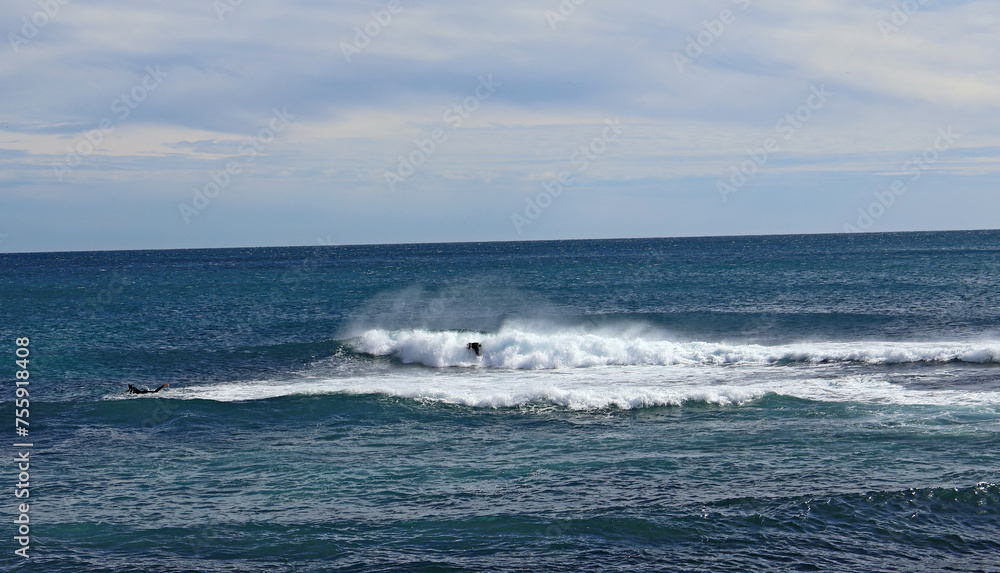  hommes faisant du surf sur une mer tumultueuse