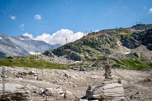 Naturjuwel im Nationalpark Hohe Tauern - das Ski- und Wanderparadies Weißsee Gletscherwelt. Niedrigwasser im Stausee wegen Bauarbeiten im Sommer 2022. Im Hintergrund die Sessellifte der Bergbahn. photo