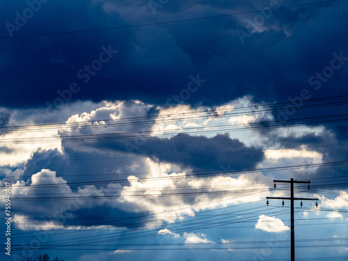 Hochspannungsmasten und Wolkenhimmel