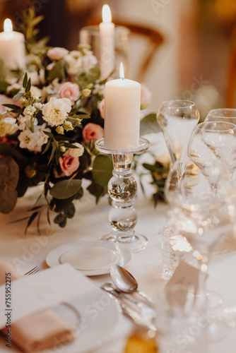 bougies allumées sur la table de réception chic et élégante