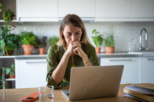 Φωτογραφία Focused IT woman working at home with laptop