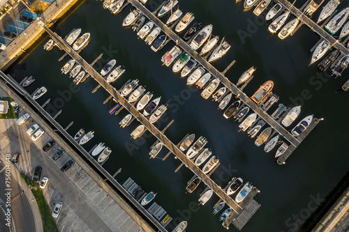 Obraz na płótnie Aerial overhead view of a row of yachts in marina with moored w salonie