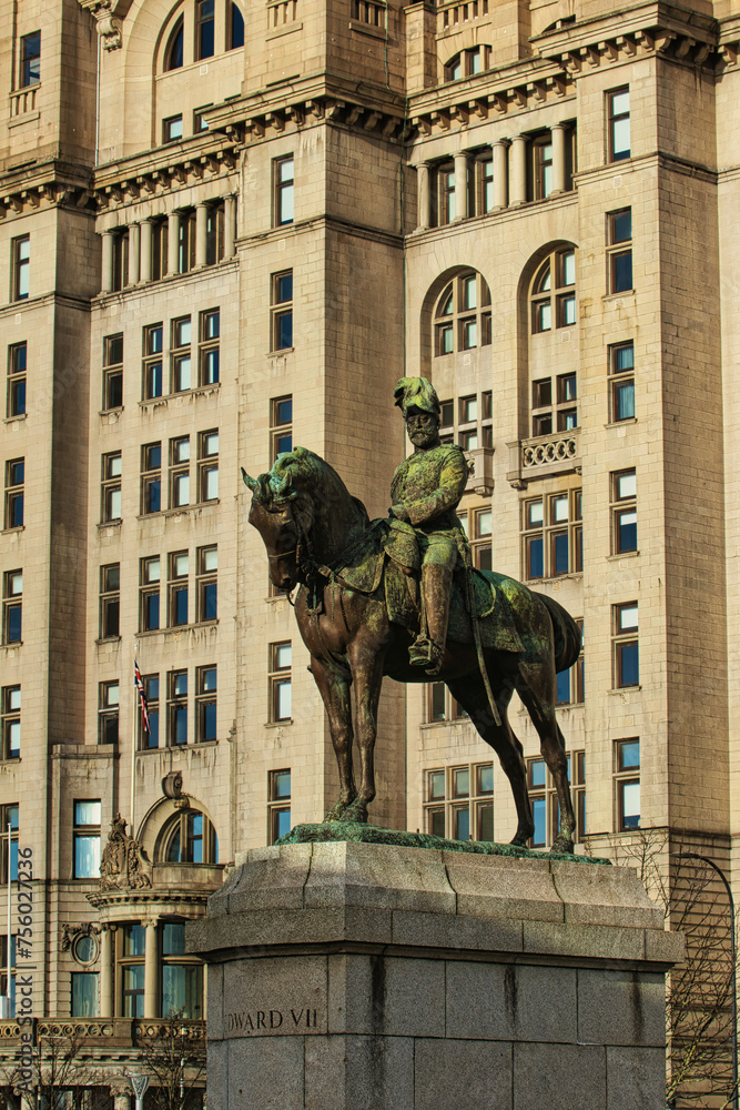 Obraz premium Equestrian statue in front of a historic building with intricate architecture in Liverpool, UK.