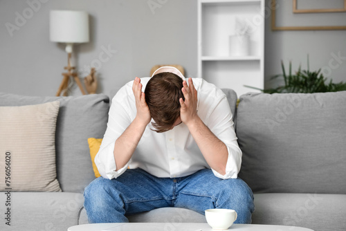 Young man suffering from he...