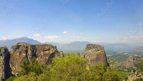 Meteora formacja skalna, niesamowite wąwozy i wzgórza i skały. photo