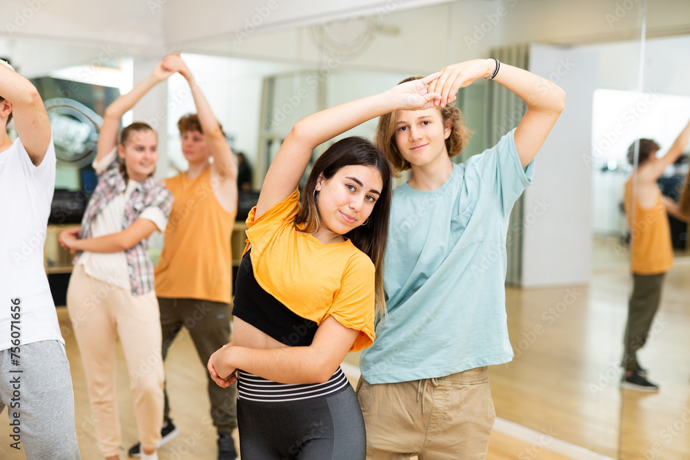 Φωτογραφία Teenager girls and boys dancing salsa in ballroom together.