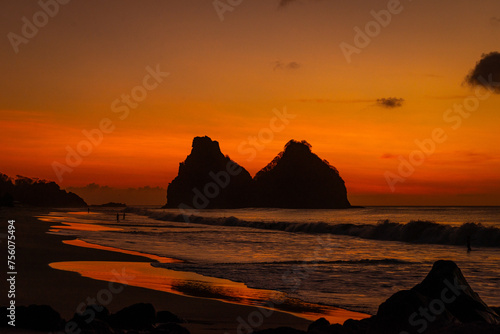 Morro Dois Irmãos ao Por do sol - Fernando de Noronha - Pernambuco - Brasil