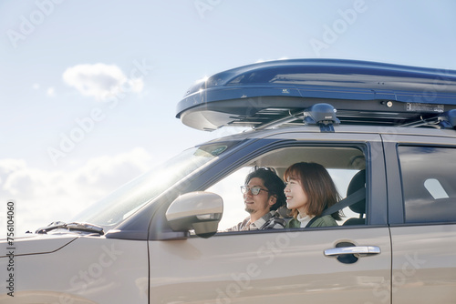 車の中で笑顔で話す男女 photo