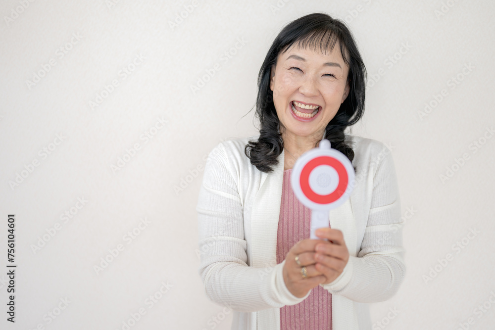 丸を出す中高年女性 丸を出す中高年女性