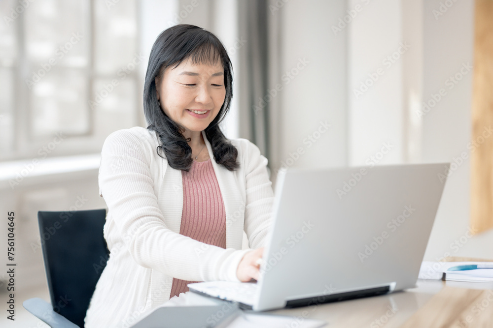 オフィスワークの中高年女性 オフィスワークの中高年女性