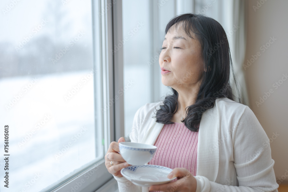 目を瞑る中高年女性 目を瞑る中高年女性