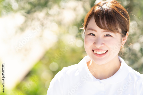 白衣を着て笑っている女性 photo