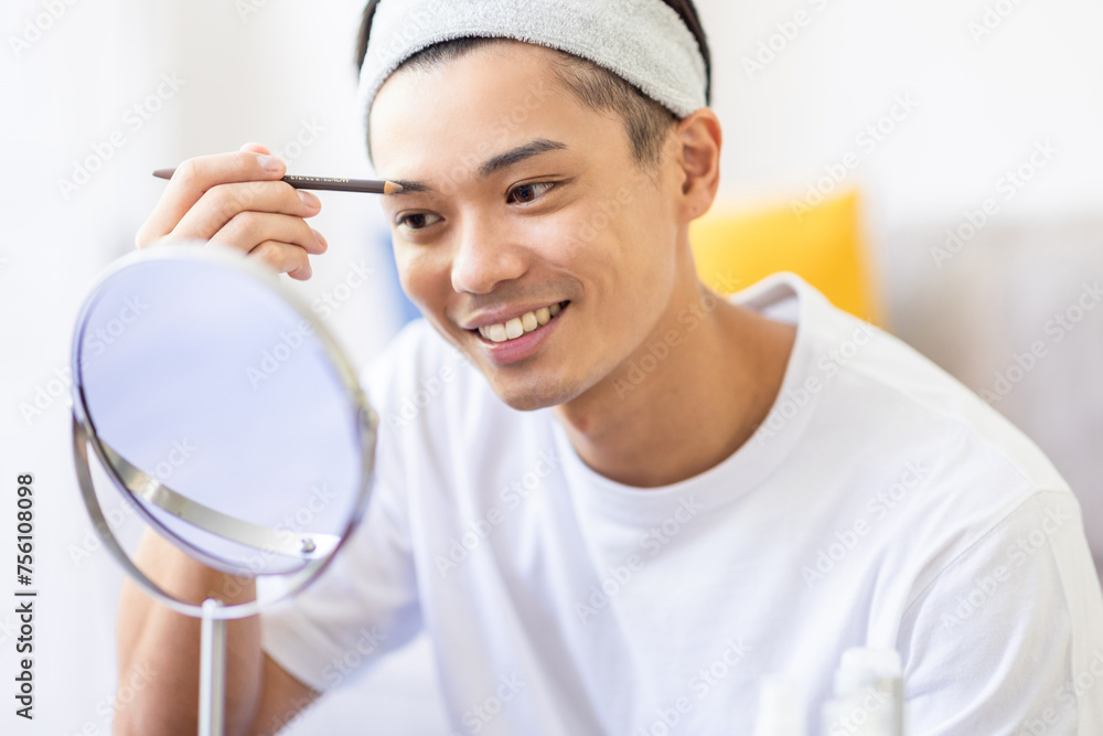 眉毛を描く男性