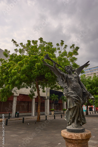 Estatua de Querubin en la Plaza de la Admini9stracion de Guayaquil 
