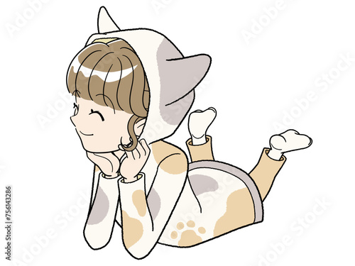 頬杖をついて寝転ぶかわいい部屋着の女性