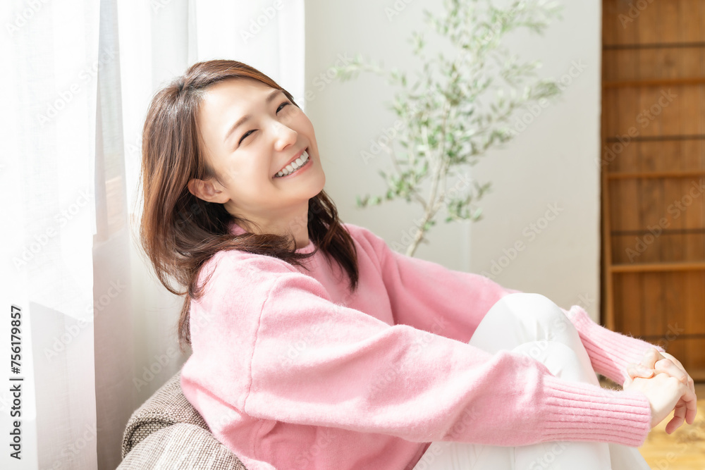 部屋でリラックスする若い女性 部屋でリラックスする若い女性