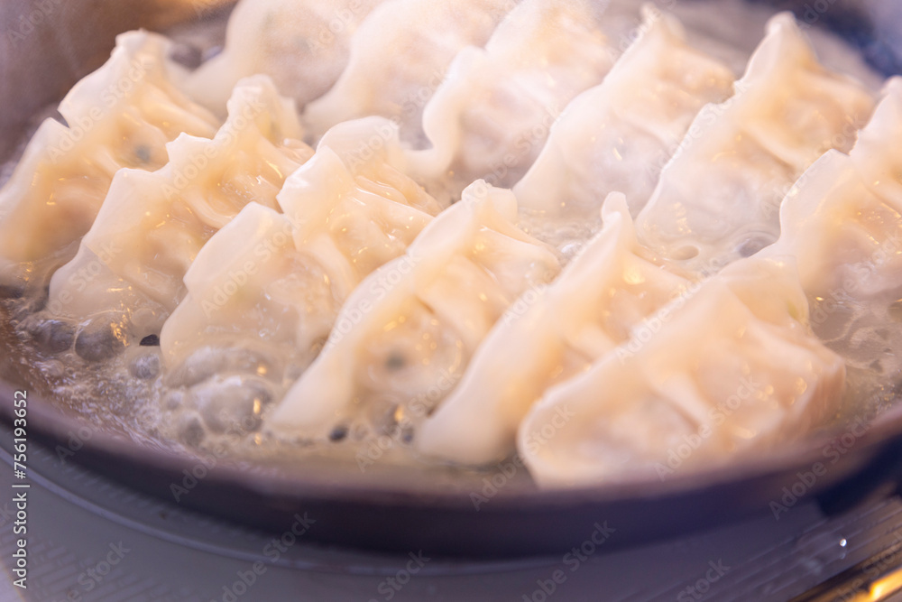 餃子を調理するところ 餃子を調理するところ
