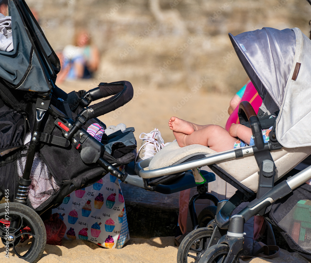 Baby liegen in ihren Kinderwagen am Strand Stock Photo Adobe Stock