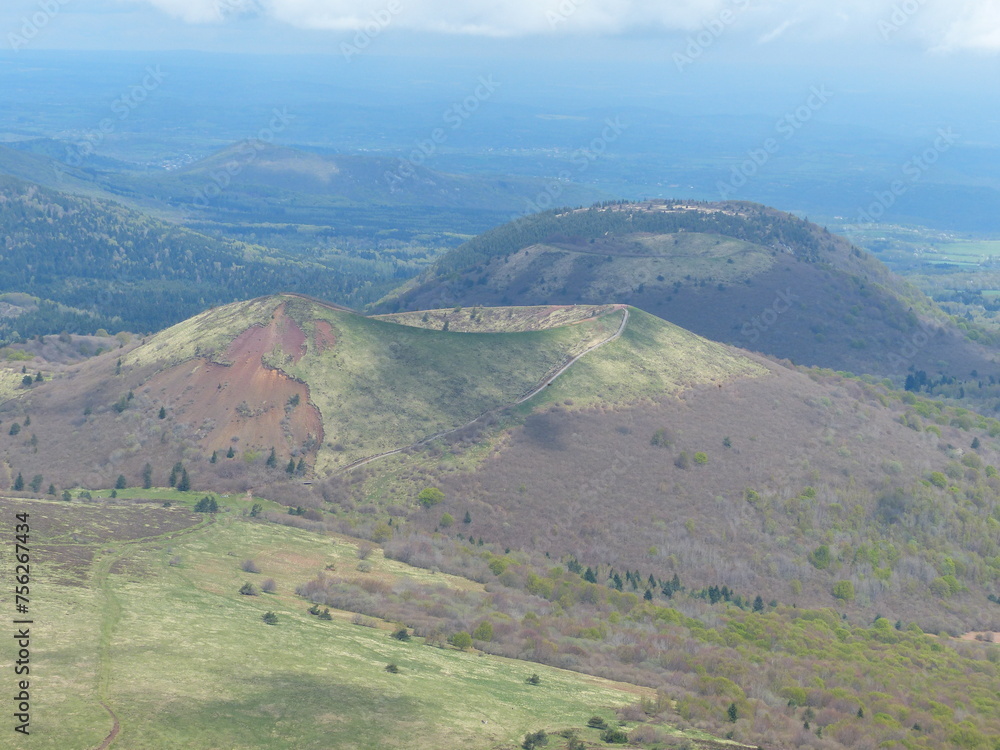 Paysage naturel de volcans et montagnes d'Auvergne 