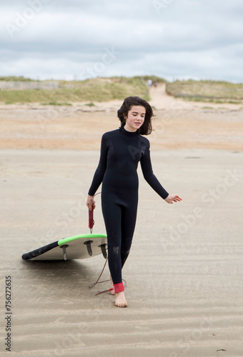 Jeune fille et planche de surf