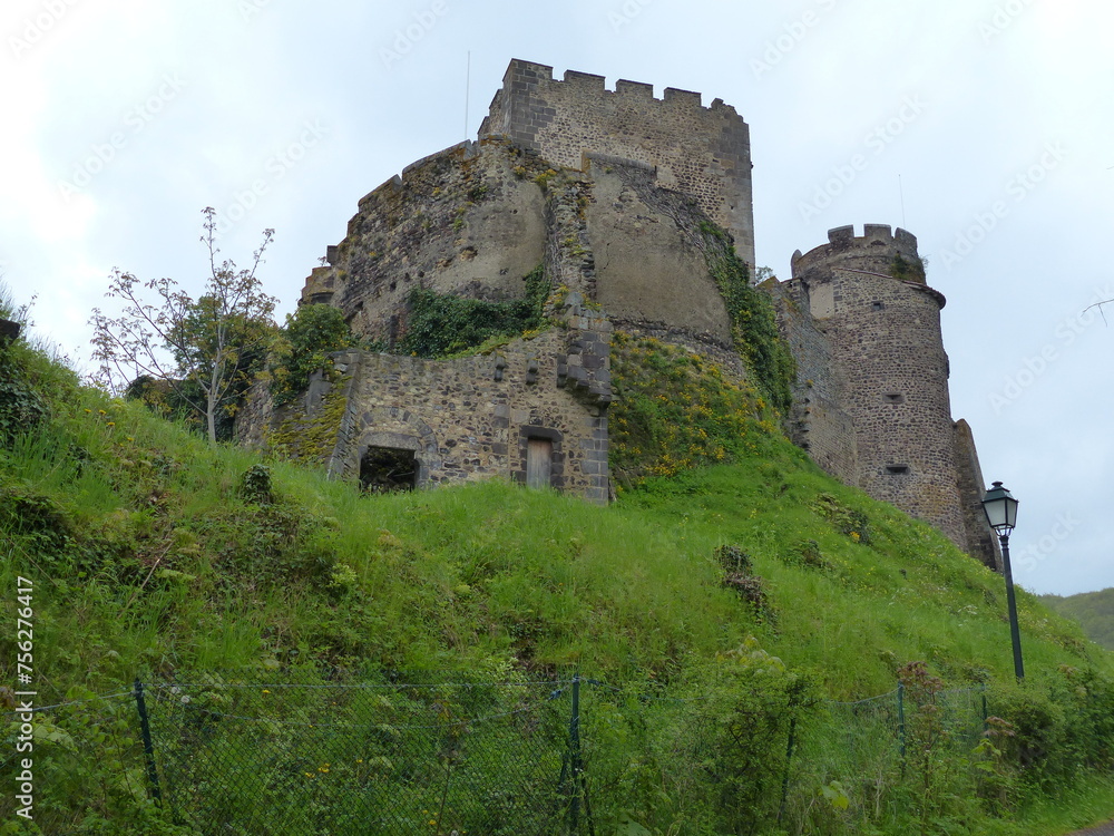 Vieux château fort sur une colline 