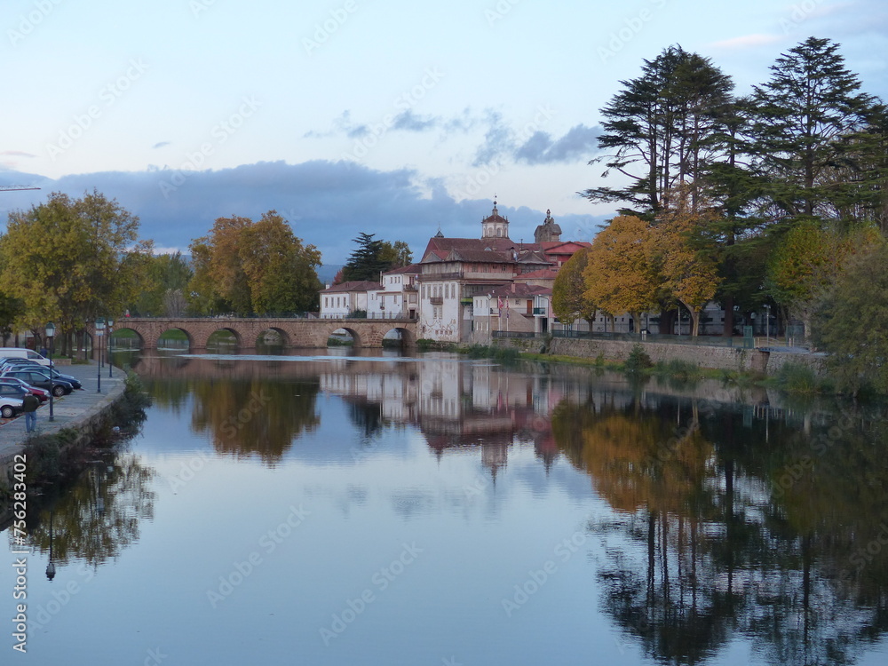 Paysage d'automne dans une petite ville et fleuve