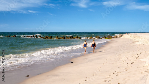 Foto Women walking on Hornum beach, Sylt island, North Sea coast, North Frisia, Schle