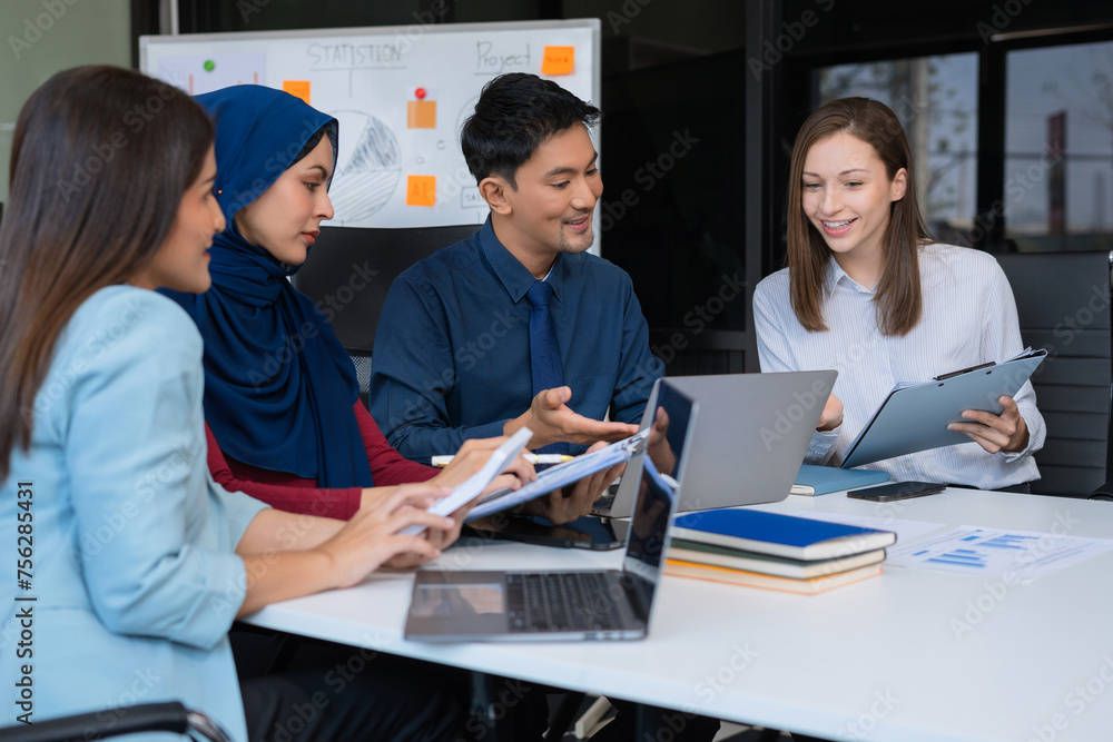 Obraz premium Business meeting account managers crew working search page on computer with new startup project. Idea presentation, analyze plans.