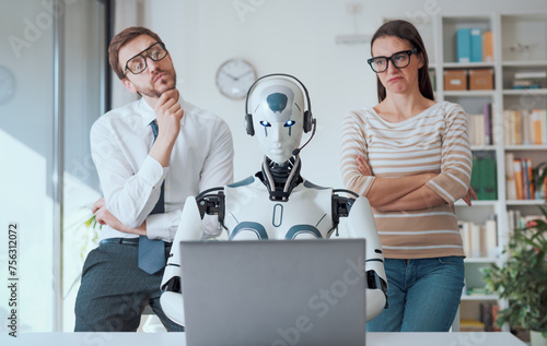Foto Business people supervising a robot work