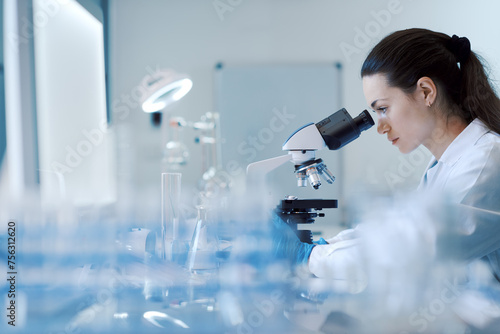 Photos Female researcher working in the medical lab