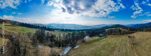 Góry, panorama z lotu ptaka. Beskid Śląski w Polsce wczesną wiosną w okolicy Brennej. © Franciszek