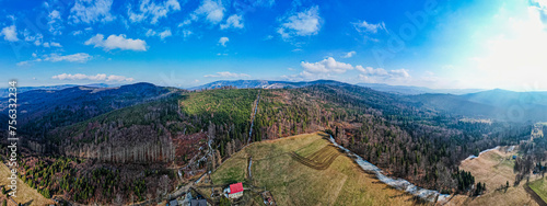 Fototapeta Naklejka Na Ścianę i Meble -  Góry, panorama z lotu ptaka. Beskid Śląski w Polsce wczesną wiosną w okolicy Brennej.