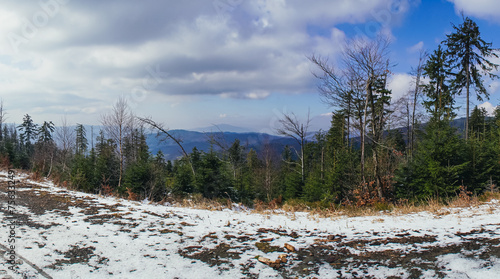 Zima w górach. Beskid Śląski na Śląsku w Polsce, rejon najwyższego szczytu w Beskidzie Śląskim, Skrzycznego photo