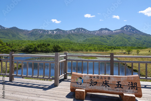 Bild auf Leinwand 初夏の知床五湖と知床連山看板あり