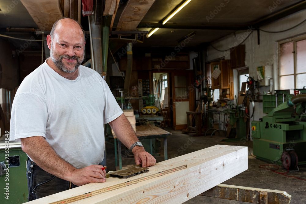 Tischler in seiner Werkstatt mit Türschloss