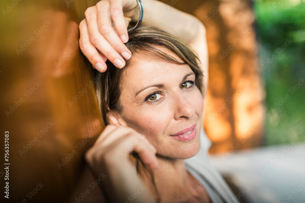 glückliche Frau in der Sonne vor ihrer neuen Immobilie, Bayern, Deutschland glückliche Frau in der Sonne vor ihrer neuen Immobilie, Bayern, Deutschland