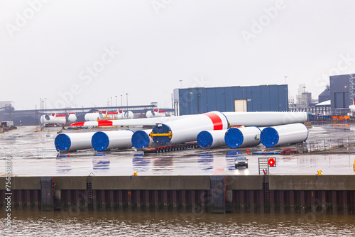 Fotografía Onshore storage of blades and parts for wind generators at a seaport in Germany