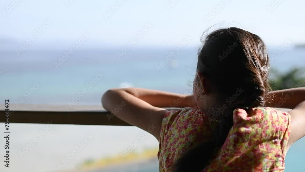 水平線を指さす少女 水平線を指さす少女