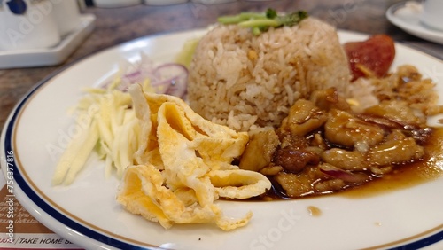 Traditional Thai food, shrimp paste rice, shrimp paste fried rice, Thai food, shrimp paste fried rice, shallots, chili, mango, minced pork, dried shrimp, sausage, omelet and yardlong beans.