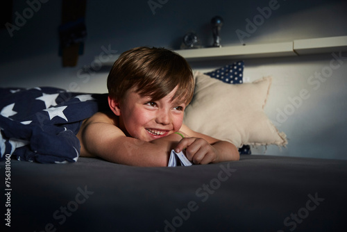 Junge wartet im Bett auf die Zahnfee, München, Bayern, Deutschland photo