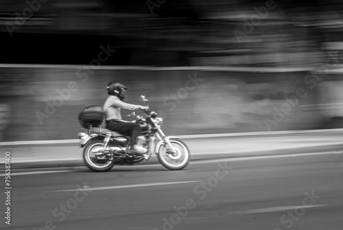 Motoqueiro em alta velocidade photo