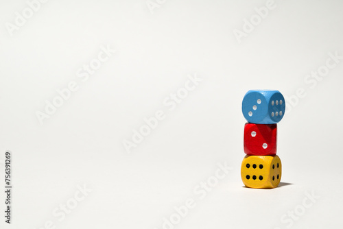Dados dispuestos sobre un fondo blanco juegos para toda la familia, concepto de los juegos de mesa. photo