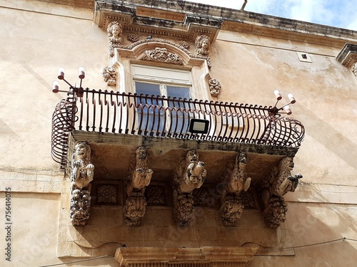 Foto Balcone barocco, riccamente lavorato, del palazzo Nicolaci e Noto