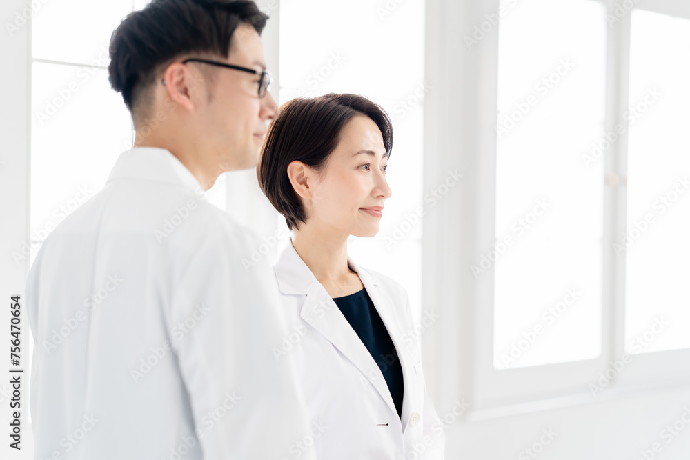 白衣を着た男女 白衣を着た男女