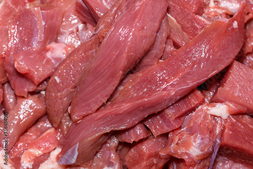 Czerwone surowe mięso z dzika pokrojone na kawałki z bliska 