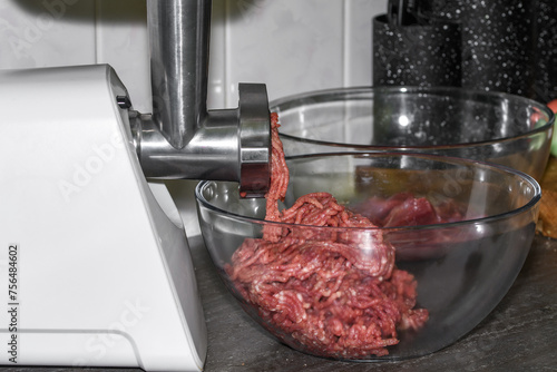 Mięso z dzika mielone w domowej maszynce do mielenia mięsa 