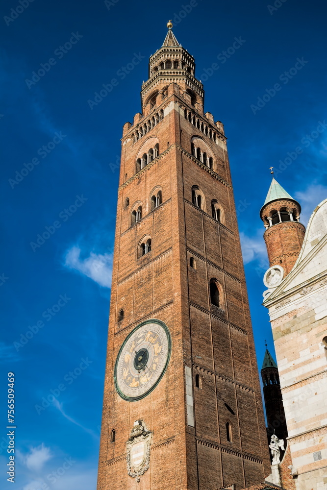 cremona, italien - torrazzo mit sonnenuhr am dom